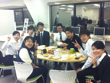 スタッフ、社会人、学生みんなでご飯